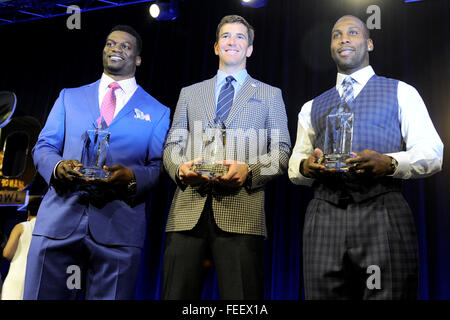 San Francisco, Californie, USA. 5 Février, 2016. Vendredi, 5 février, 2016 : Benjamin Watson, Eli Manning et Anquan Bolden (de gauche à droite) sont présentés comme finalistes pour le Walter Payton Man of the Year Award, au Moscone Center de San Francisco, en Californie au cours de la Ligue nationale de football la semaine d'ouverture pour le Super Bowl 50 entre les Panthers et les Broncos de Denver. Eric Canha/CSM Crédit : Cal Sport Media/Alamy Live News Banque D'Images