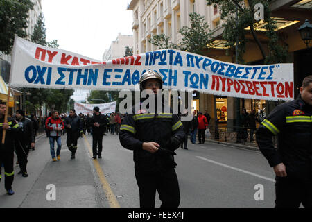 Athènes, Grèce. Feb, 2016 5. Les agents de police, les travailleurs des services d'incendie et les garde-côtes grecs protestent contre la réforme des pensions à l'extérieur du parlement grec. Les manifestants se sont déchaînés contre le Premier Ministre Alexis Tsipras, l'accusant de renier les promesses de SYRIZA pour lutter contre le chômage et la protection des régimes de retraite qui ont fait l'objet de plusieurs coupes au fil des ans. © Vafeiadakis Aristidis/ZUMA/Alamy Fil Live News Banque D'Images