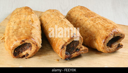 Sex pastry rolls saucisses sur une planche en bois Banque D'Images