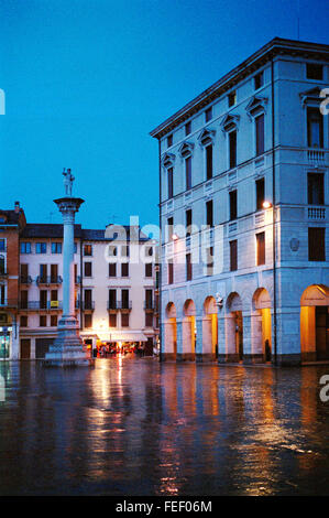 Italie, Vénétie, Vicenza, Piazza dei Signori Square at Night Banque D'Images