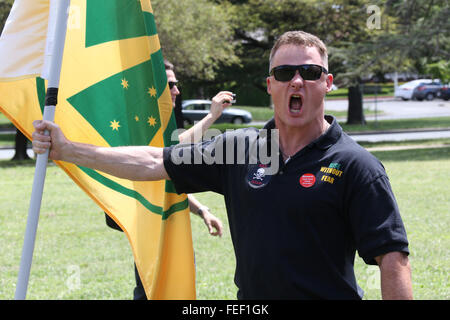 Canberra, Australie. 6 février 2016. Photo : Chris court-circuité à partir de l'Organisation des Patriotes Front (UPF) chants "Ossie, Ossie, Ossie, Oi, Oi, oi' que les manifestants commencent leur marche vers la Maison du Parlement. Un rassemblement a eu lieu dans la capitale du pays Canberra dans le cadre de la journée internationale de manifestations par le mouvement PEGIDA, qui contre l'Islamification du monde occidental. Il y avait beaucoup de joie quand ils ont vu comment les petites la contre manifestation était. Crédit : Richard Milnes/Alamy Live News Banque D'Images