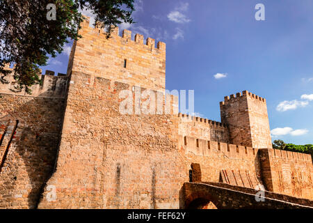 La paroi externe et tours du château de Lisbonne (Castelo de Sao Jorge). Banque D'Images