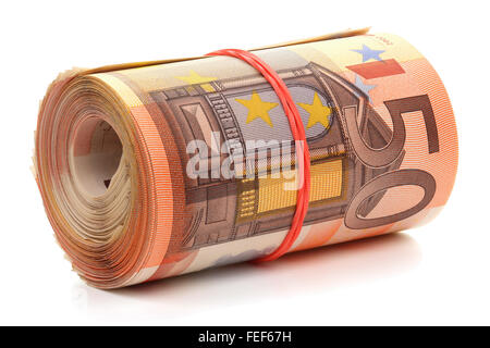 Rouleau de cinquante billets avec une bande élastique, isolé sur le fond blanc, chemin de détourage inclus. Une mise au point. Banque D'Images