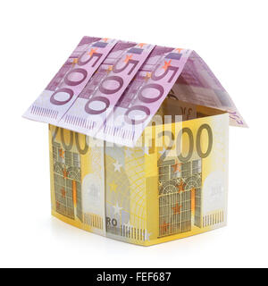Maison faite de billets en euros, isolé sur le fond blanc, chemin de détourage inclus. Une mise au point. Banque D'Images