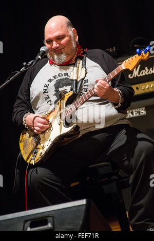 Varese Italie. Le 05 février 2016. L'American Electric blues chanteur auteur-compositeur et guitariste Théodore Joseph Horowitz connu sur scène comme Popa Chubby il se produit au Teatro Nuovo pendant le "Big Bad et belle Tour' Credit : Rodolfo Sassano/Alamy Live News Banque D'Images