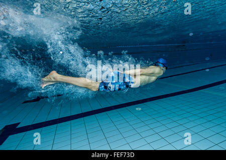 Young man swimming in pool Banque D'Images