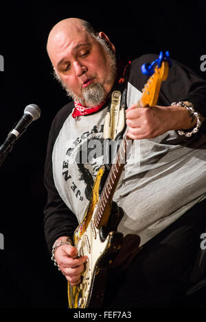 Varese Italie. Le 05 février 2016. L'American Electric blues chanteur auteur-compositeur et guitariste Théodore Joseph Horowitz connu sur scène comme Popa Chubby il se produit au Teatro Nuovo pendant le "Big Bad et belle Tour' Credit : Rodolfo Sassano/Alamy Live News Banque D'Images
