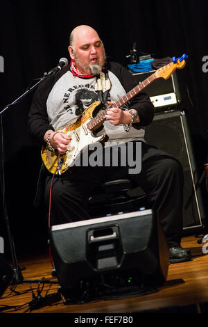 Varese Italie. Le 05 février 2016. L'American Electric blues chanteur auteur-compositeur et guitariste Théodore Joseph Horowitz connu sur scène comme Popa Chubby il se produit au Teatro Nuovo pendant le "Big Bad et belle Tour' Credit : Rodolfo Sassano/Alamy Live News Banque D'Images