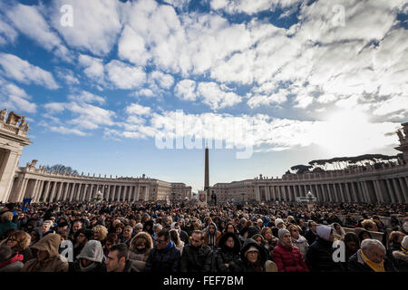 Cité du Vatican, Vatican. 08Th Feb 2016. Fidèles se rassemblent dans la place Saint Pierre avant l'arrivée du Pape François pour un public à des groupes de prière de Padre Pio au Vatican. Padre Pio est devenu célèbre pour le palier les stigmates, qui sont les marques du Christ, pour la plus grande partie de sa vie, ce qui génère beaucoup d'intérêt et de controverse. Il était à la fois béatifié et canonisé (1999) (2002) par le Pape Jean Paul II. Credit : Giuseppe Ciccia/Pacific Press/Alamy Live News Banque D'Images