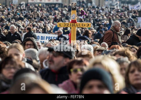 Cité du Vatican, Vatican. 08Th Feb 2016. Fidèles se rassemblent dans la place Saint Pierre avant l'arrivée du Pape François pour un public à des groupes de prière de Padre Pio au Vatican. Padre Pio est devenu célèbre pour le palier les stigmates, qui sont les marques du Christ, pour la plus grande partie de sa vie, ce qui génère beaucoup d'intérêt et de controverse. Il était à la fois béatifié et canonisé (1999) (2002) par le Pape Jean Paul II. Credit : Giuseppe Ciccia/Pacific Press/Alamy Live News Banque D'Images