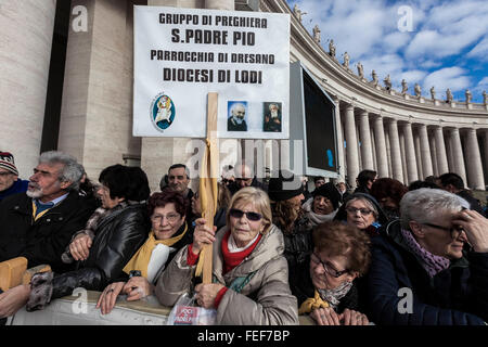 Cité du Vatican, Vatican. 08Th Feb 2016. Fidèles se rassemblent dans la place Saint Pierre avant l'arrivée du Pape François pour un public à des groupes de prière de Padre Pio au Vatican. Padre Pio est devenu célèbre pour le palier les stigmates, qui sont les marques du Christ, pour la plus grande partie de sa vie, ce qui génère beaucoup d'intérêt et de controverse. Il était à la fois béatifié et canonisé (1999) (2002) par le Pape Jean Paul II. Credit : Giuseppe Ciccia/Pacific Press/Alamy Live News Banque D'Images