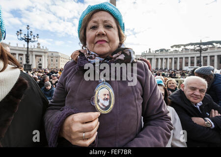 Cité du Vatican, Vatican. 08Th Feb 2016. Fidèles se rassemblent dans la place Saint Pierre avant l'arrivée du Pape François pour un public à des groupes de prière de Padre Pio au Vatican. Padre Pio est devenu célèbre pour le palier les stigmates, qui sont les marques du Christ, pour la plus grande partie de sa vie, ce qui génère beaucoup d'intérêt et de controverse. Il était à la fois béatifié et canonisé (1999) (2002) par le Pape Jean Paul II. Credit : Giuseppe Ciccia/Pacific Press/Alamy Live News Banque D'Images