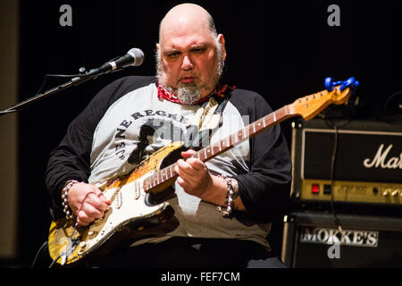 Varese Italie. Le 05 février 2016. L'American Electric blues chanteur auteur-compositeur et guitariste Théodore Joseph Horowitz connu sur scène comme Popa Chubby il se produit au Teatro Nuovo pendant le "Big Bad et belle Tour' Credit : Rodolfo Sassano/Alamy Live News Banque D'Images