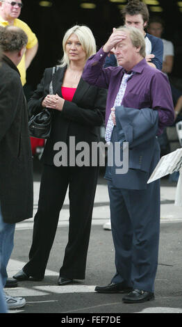 Amanda Redman et Dennis Waterman sur le plateau du tournage de nouvelles astuces à Soho Londres (crédit de droit©Jack Ludlam) Banque D'Images