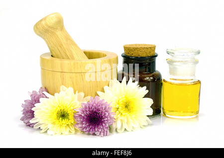 Produits de phytothérapie et de médecine grinder isolé sur fond blanc en médecine de concept de produit naturel. Banque D'Images