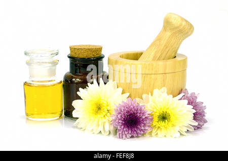 Produits de phytothérapie et de médecine grinder isolé sur fond blanc en médecine de concept de produit naturel. Banque D'Images