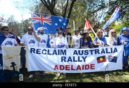 Canberra, Australie. 08Th Feb 2016. Les manifestants australiens portent une bannière 'Récupérer' Rallye Australie avant le rallye de Canberra, Australie, 06 février 2016. Six groupes conservateurs réunis dans la capitale australienne, à l'appui de l'Pegida, islamophobes et le mouvement anti-étranger qui a commencé en Allemagne et s'est depuis propagée à d'autres pays. Environ 400 manifestants ont marché vers le bâtiment du parlement à Canberra. Photo : Subel Bhandari/ afp/Alamy Live News Banque D'Images