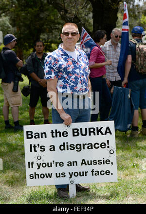 Canberra, Australie. 08Th Feb 2016. Brian Donnelly, un promoteur immobilier, participe à un rassemblement à Canberra, Australie, 06 février 2016. Six groupes conservateurs réunis dans la capitale australienne, à l'appui de l'Pegida, islamophobes et le mouvement anti-étranger qui a commencé en Allemagne et s'est depuis propagée à d'autres pays. Environ 400 manifestants ont marché vers le bâtiment du parlement à Canberra. Photo : Subel Bhandari/ afp/Alamy Live News Banque D'Images