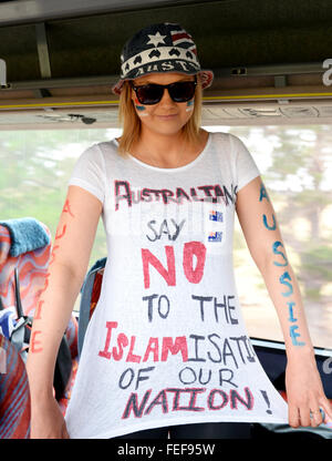 Canberra, Australie. 08Th Feb 2016. Une jeune Australienne protestataire pose avec un self-made-t-shirt affichant le slogan "australiens disent non à l'islamisation de notre pays !" à Canberra, Australie, 06 février 2016. Six groupes conservateurs réunis dans la capitale australienne, à l'appui de l'Pegida, islamophobes et le mouvement anti-étranger qui a commencé en Allemagne et s'est depuis propagée à d'autres pays. Environ 400 manifestants ont marché vers le bâtiment du parlement à Canberra. Photo : Subel Bhandari /afp/Alamy Live News Banque D'Images