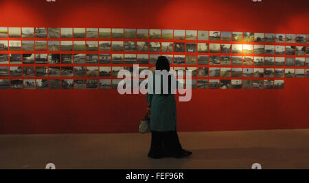 Dhaka, Bangladesh. Feb 6, 2016. Un visiteur regarde des photographies de Dhaka au Bangladesh, au sommet de l'Art capitale du Bangladesh, le 6 février 2016. Le sommet de l'Art de Dhaka s'est tenue du 5 février au 8 février dans le Bangladesh Shilpakala Academy en partenariat avec l'Académie Nationale des Beaux-Arts et des arts © Shariful Islam/Xinhua/Alamy Live News Banque D'Images