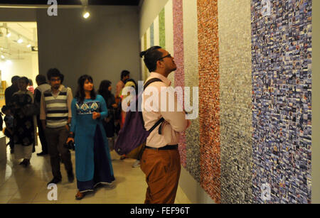 Dhaka, Bangladesh. Feb 6, 2016. Les visiteurs apprécient les expositions de Dhaka au sommet de l'Art à Dhaka, capitale du Bangladesh, le 6 février 2016. Le sommet de l'Art de Dhaka s'est tenue du 5 février au 8 février dans le Bangladesh Shilpakala Academy en partenariat avec l'Académie Nationale des Beaux-Arts et des arts © Shariful Islam/Xinhua/Alamy Live News Banque D'Images