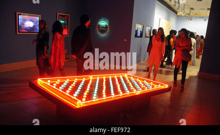 Dhaka, Bangladesh. Feb 6, 2016. Les visiteurs apprécient les expositions de Dhaka au sommet de l'Art à Dhaka, capitale du Bangladesh, le 6 février 2016. Le sommet de l'Art de Dhaka s'est tenue du 5 février au 8 février dans le Bangladesh Shilpakala Academy en partenariat avec l'Académie Nationale des Beaux-Arts et des arts © Shariful Islam/Xinhua/Alamy Live News Banque D'Images