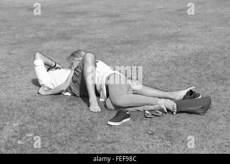 Les amoureux enlacés sur l'herbe dans le parc. Cambridge 2014 Banque D'Images