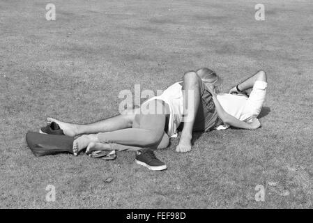 Les amoureux enlacés sur l'herbe dans le parc. Cambridge 2014 Banque D'Images