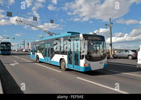 Un trolleybus moderne Palace Bridge crossing (Dvortsovyy la plupart)à Saint-Pétersbourg, en Russie. Banque D'Images