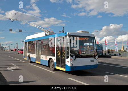 Un pas de 11 trolleybus crossing Palace Bridge (Dvortsovyy la plupart)à Saint-Pétersbourg, en Russie. Banque D'Images
