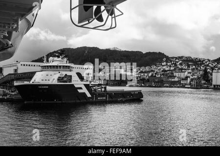 L'attente en noir et blanc sur le fjord Norvège Ray Boswell Banque D'Images