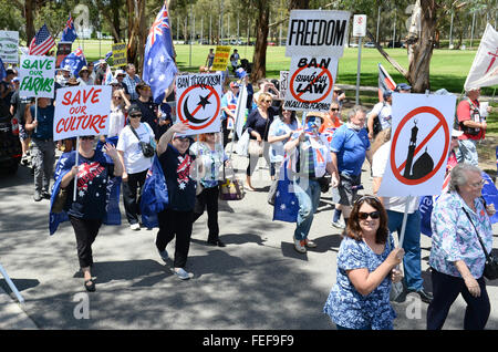 Canberra, Australie. 08Th Feb 2016. Les manifestants de l'Australie à pied dans un rassemblement à Canberra un rassemblement à Canberra, Australie, 06 février 2016. Six groupes conservateurs réunis dans la capitale australienne, à l'appui de l'Pegida, islamophobes et le mouvement anti-étranger qui a commencé en Allemagne et s'est depuis propagée à d'autres pays. Environ 400 manifestants ont marché vers le bâtiment du parlement à Canberra. Photo : Subel Bhandari /afp/Alamy Live News Banque D'Images