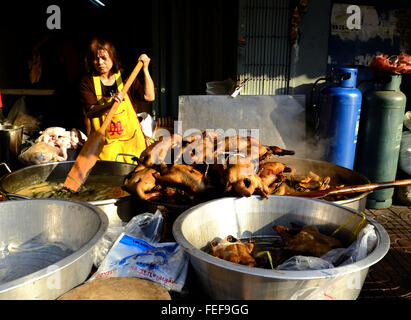 6 février 2016 - Bangkok, BANGKOK, THAÏLANDE - Une femme chinoise thaïlandaise prépare des plats traditionnels de l'avant de célébration du Nouvel An chinois à Chinatown à Bangkok, Thaïlande le Février 6,2016. Nouvel An chinois en Thaïlande sera célébrée le 8 février 2016. (Crédit Image : © Sellehuddin Kamal via Zuma sur le fil) Banque D'Images