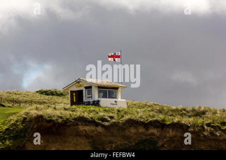 Falaise de sauveteur RNLI Hut surplombant Saint Ives Bay avec un ciel orageux, Cornwall. Banque D'Images