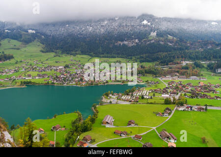 Vue sur la petite ville de Lungern, Obwalden, Suisse, situé sur les rives du lac Lungerersee dans les Alpes suisses. Banque D'Images