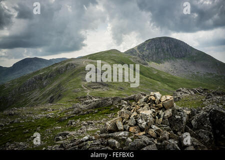 Depuis le sommet de Brandreth à vers le vert puis Grand Gable Gable derrière puis Scafell Pike dans le très loin. Banque D'Images