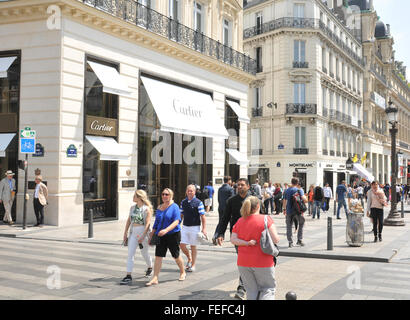 Paris, France - le 9 juillet 2015 : Les gens passent par le célèbre Cartier fashion store sur les Champs Elysées à Paris, France Banque D'Images