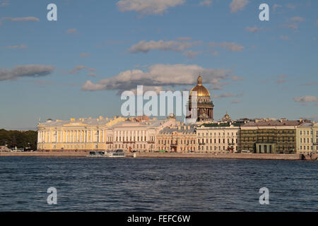 Vue sur la rivière Neva vers la cathédrale Saint Isaac, Saint-Pétersbourg, Russie, Nord-Ouest. Banque D'Images