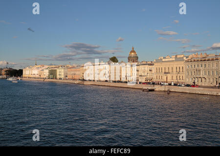 Vue sur la rivière Neva vers la cathédrale Saint Isaac, Saint-Pétersbourg, Russie, Nord-Ouest. Banque D'Images