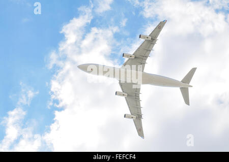 Airplane against blue sky vu depuis le sol Banque D'Images