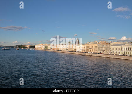 Vue sur la rivière Neva vers la cathédrale Saint Isaac, Saint-Pétersbourg, Russie, Nord-Ouest. Banque D'Images