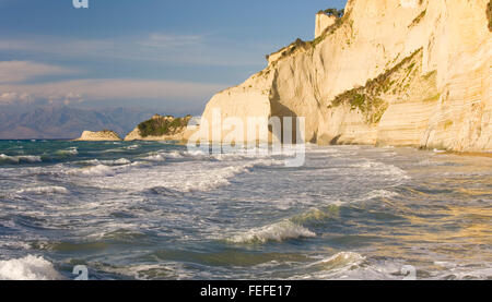 Peroulades, Corfou, îles Ioniennes, Grèce. Vue sur mer agitée à Cap Drastis et les lointaines montagnes de l'Albanie. Banque D'Images