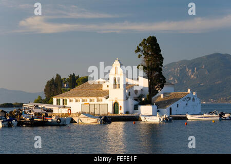 Kanoni, ville de Corfou, Corfou, îles Ioniennes, Grèce. Le monastère de Panagia Vlachernes, le lever du soleil. Banque D'Images