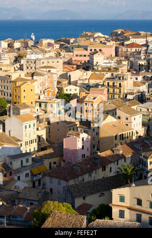 La ville de Corfou, Corfou, îles Ioniennes, Grèce. Vue sur la vieille ville de la nouvelle forteresse. Banque D'Images