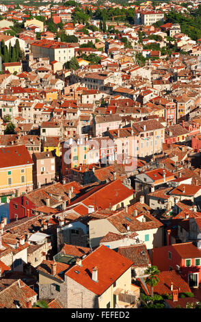 Toits Orange d'une ancienne partie de la ville de Rovinj. La Croatie Banque D'Images