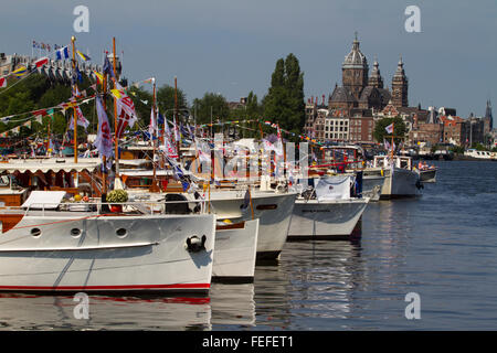 SAIL Amsterdam. Les bateaux et les navires au port. Drapeaux et mâts. La Hollande et Pays-Bas Banque D'Images