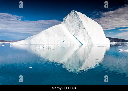 Iceberg massif flottant près d'Eqi Glacier au Groenland. Banque D'Images