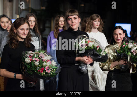 Copenhague, Danemark, 5 février 2016. Les trois gagnants du "nid" Designers award show pour jeunes designers scandinaves. Camilla Arnbert (R ) a reçu le 1er prix, un 2ème est allé à Katrine Hoffmann (L) et 3e prix a été attribué à Maria Suomalainen. Les élèves de 27 écoles de design au Danemark, Norvège, Suède, Finlande et Islande ont présenté leurs travaux, chaque étudiant avec trois dessins. Le concours de talents a eu lieu au début 5 Hôtel d'Angleterre à Copenhague pendant la Fashion Week de Copenhague qui a pris fin le vendredi 5 février. © OJPHOTOS/Alamy Live News Crédit : OJPHOTOS/Alamy Live News Banque D'Images