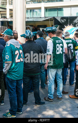Jets de New York et Miami Dolphins fans avant la NFL International Series match à Londres en octobre 2015 Banque D'Images