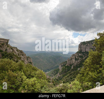 High angle vue panoramique sur la vallée de la rivière Llobregat à partir de la gare supérieure du téléphérique de Montserrat Montserrat Aeri à monast Banque D'Images